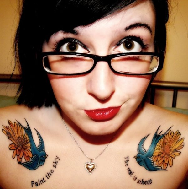 Dos nuevas golondrinas tatuadas simtricamente en ambos lados del pecho de esta chica