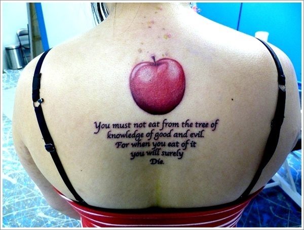 Tatuaje de una manzana roja acompaada por un prrafo 