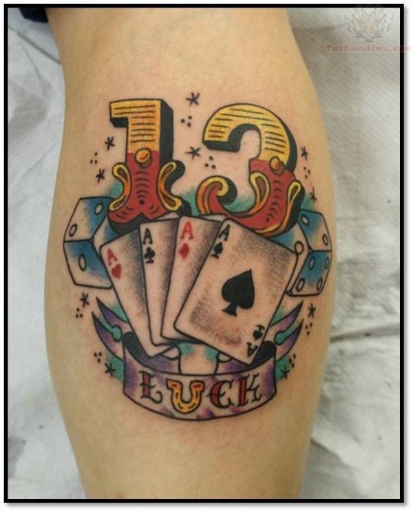 Aqui vemos un tatuaje que combina varios elementos: el nmero 13 (que aparentemente se relaciona con la mala suerte), las cartas y los dados (simbolizando el azar) y la palabra luck en un pergamino en la parte de abajo que quiere decir suerte