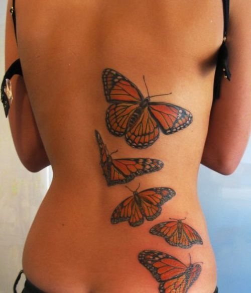 Imagen de varias mariposas muy realistas en diferentes posiciones, la estrucutra del tatuaje y cmo estan ordenadas las figruas hacen que el resultado sea muy efectivo y el colorido es muy identificable con el de las mariposas en la realidad