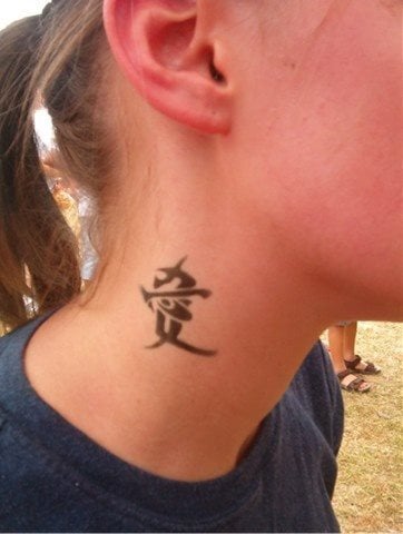 En este pequeo tatuaje que nos presenta esta chica podemos ver un smbolo chino realizado con unos trazos modernos que ha sido realizado en el lado derecho del cuello