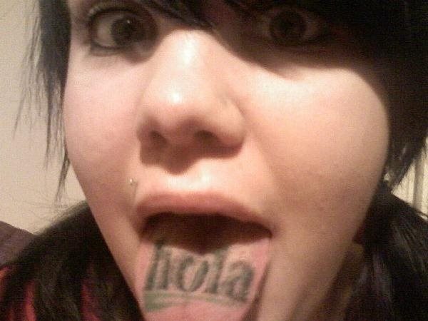 Hola es la palabra que esta chica lleva tatuada en la lengua