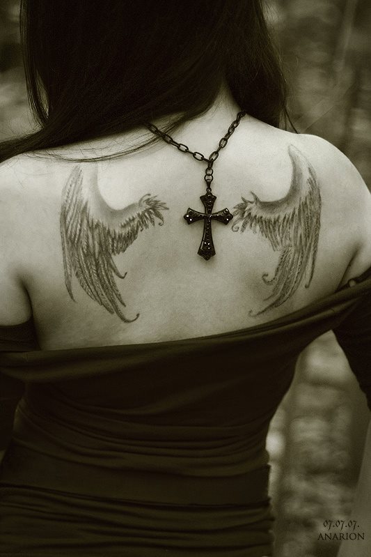Tatauje en la espalda de un as alas y un rosario, es un tattoo que ya hemos visto anteriormente y que catalogamos como uno de los mejores tatuajes que habíamos visto, principalmente por el gran realismo de la cadena, que parece ser completamente de verdad