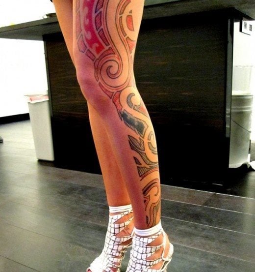 Tatuaje en la pierna que ocupa desde el tobillo hasta el cuádriceps, con motivos de estilo tribal y oleajes con unos colores muy acertados, que dan un resultado asombroso y una gran espectacularidad por su tamaño