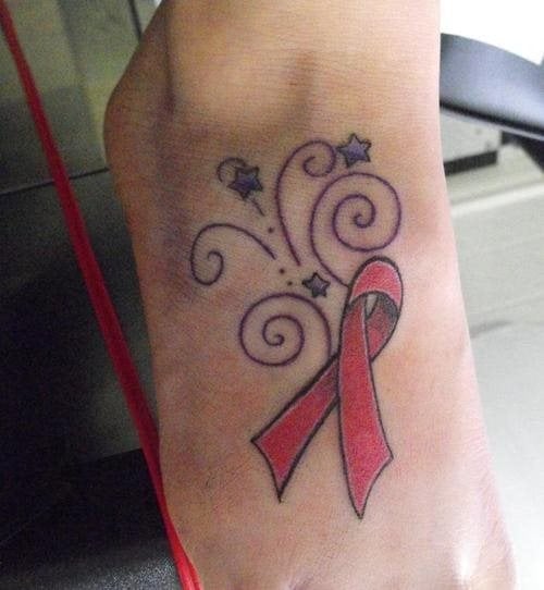 Lazo rojo con varias estrellitas alrededor forman esete tatuaje en el empeine, como ya sabréis, el lazo rojo tiene multitud de significados, pero principalmente es un símbolo ideado para mostrar el apoyo a la lucha contra el sida y solidarizarse con las víctimas y los portadores del VIH