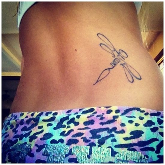 Esta chica ha decidido tatuarse esta libelula en la parte derecha de la espalda, concretamente en la zona baja