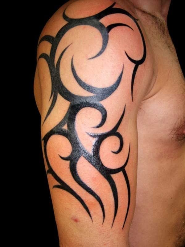 Tatuaje tribal sobre el hombro, para el que se ha dejado un gran espacio entre trazo y trazo, formando un peculiar tatuaje tribal que no nos gusta demasiado, pero que creemos que es bueno, tal vez no nos guste demasiado porque los tatuajes tribales están cada vez más en desuso, pero quién sabe, lo mismo cualquier día vuelven otra vez