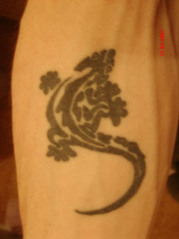 Reptil de estilo tribal usando tinta negra