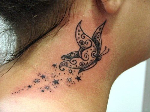 En el lateral del cuello, debajo de la oreja, una bonita mariposa dejando un surco de pequeas estrellas