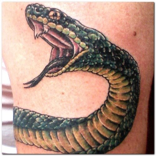 Tatuaje de serpiente para el que se ha conseguido un gran acabado del relieve de las escamas, que parecen estar saliéndose de la propia piel, además unos muy buenos colores los elegidos para hacer una serpiente bastante realista, además que la piel del tatuado acompaña mucho a este buen tattoo