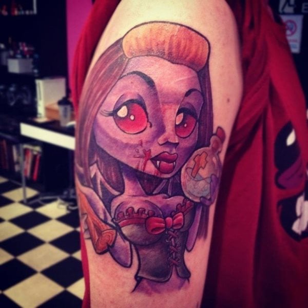 Tatuaje de una mujer vampira, con ojos rojos y una botella de lo que parece ser agua bendita para hacer huir a los vampiros, aunque como podemos ver por los colmillos que le sobresalen de la boca, ella también es vampira, a pesar de que en la otra mano también tiene otro elemento anti vampiros