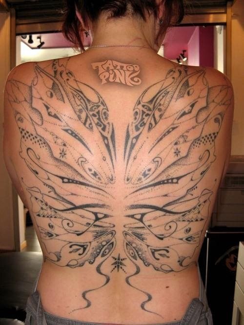 En esta ocasión nos encontramos ante un precioso tatuaje alado que recorre toda la espalda y que cada parte de las alas se ha dibujado de manera diferente consiguiendo un acabado espectacular y muy vistoso que hará las delicias de todas las personas que estén desenado tatuarse unas alas de gran tamaño