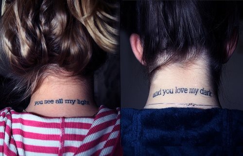 Son muchas las amigas que deciden hacerse un tatuaje igual para sellar su amistad, en esta ocasión, estas amigas se han hecho un tatuaje muy disecreto en la nuca, para así esconder cuando ellas deseen, utilizando una tipografía tipo máquina de escribir y que por separado, el tatuaje no dice nada, pero si se unen los dos tatuajes completa la frase 