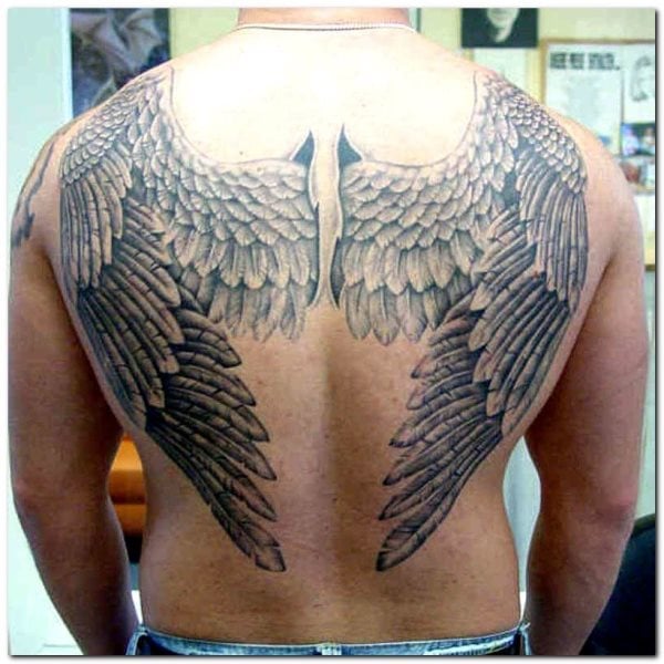 Enorme tatuaje en la espalda de unas alas que parecen salir de la espalda y ese es el detalle que más nos gusta del tattoo, el rollo de las rajas tatuadas en la espalda, que tal vez si se hubieran tatuado de rojo, daría un aspecto más siniestro y no hubiera quedado tan bien