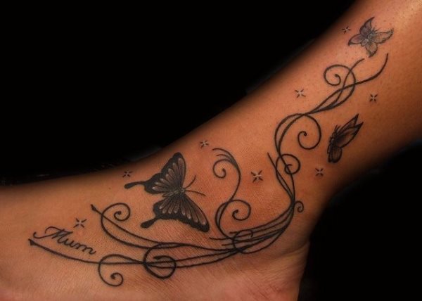 Tattoo con mariposas y lneas enredadas dedicado a la madre del portador del tatuaje