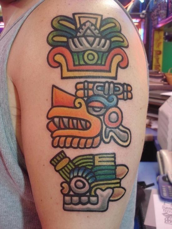 Diseo muy original realizado con simbolos aztecas de varios colores