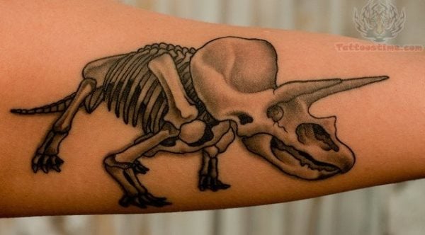 Otro esqueleto de un animal tatuado en el antebrazo de esta persona