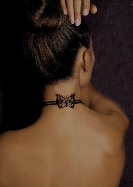 Líneas rectas y una mariposa en negro componen este espectacular y minimalista tatuaje, que nos encanta tanto como la tan buena fotografía que se ha realizado