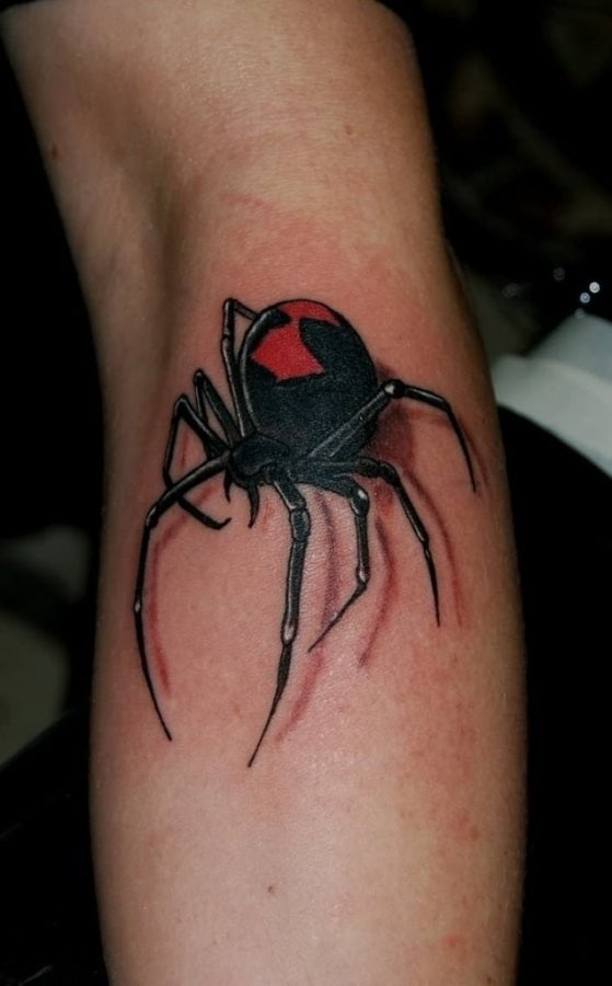 Las sombras del cuerpo de la araa estn perfectamente hechas y le dan un toque muy realista al tatuaje
