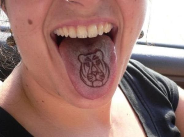 Cabeza de un tigre tatuada en la lengua, uno de los mejores tatuajes conseguidos para la lengua, ya que es muy difícil conseguir trazos nítidos en la lengua y, sin embargo, en esta ocasión se han conseguido con claridad