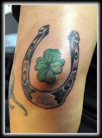 Varios smbolos de la buena suerte componen este tatuaje: una herradura y un trbol de cuatro hojas