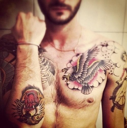 Este chico ha tenido un gran gusto para todos sus tatuajes, nos gusta especialmente el tigre en sentido opuesto que tiene en el antebrazo, pero tampoco pasa inadvertido para nosotros el águila sobre las nubes rojas, sendos tattoos son preciosos