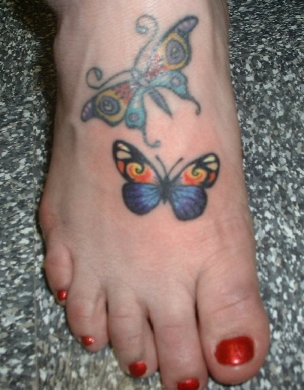 Dos coloridas mariposas estn tatuadas sobre el empeine