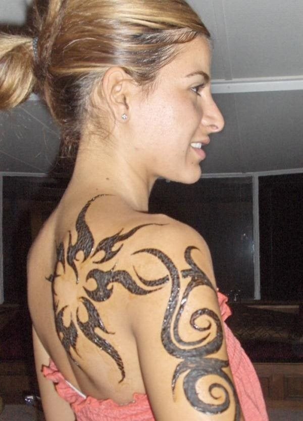 Esta chica se ha tatuado el brazo y parte de la espalda