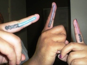 Estas personas se han tatuado cada una una pequea espada lser en el lateral de sus dedos