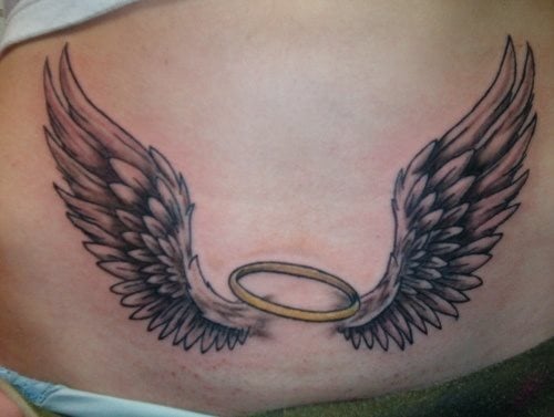 Tatuaje de unas alas en cuyo centro se ha dejado espacio para tatuar una corona dorada, tatuaje especial si lo que quieres es recordar a alguna persona que para ti es un ángel, ya sea porque lo es en vida o porque ha llegado al cielo