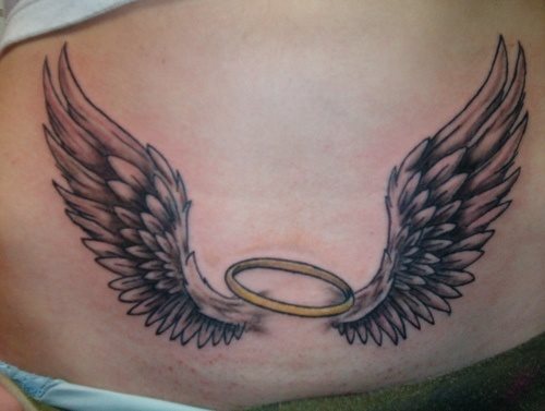 Tatuaje de unas alas en cuyo centro se ha dejado espacio para tatuar una corona dorada, tatuaje especial si lo que quieres es recordar a alguna persona que para ti es un ángel, ya sea porque lo es en vida o porque ha llegado al cielo Tatuaje de unas alas en cuyo centro se ha dejado espacio para tatuar una corona dorada, tatuaje especial si lo que quieres es recordar a alguna persona que para ti es un ángel, ya sea porque lo es en vida o porque ha llegado al cielo