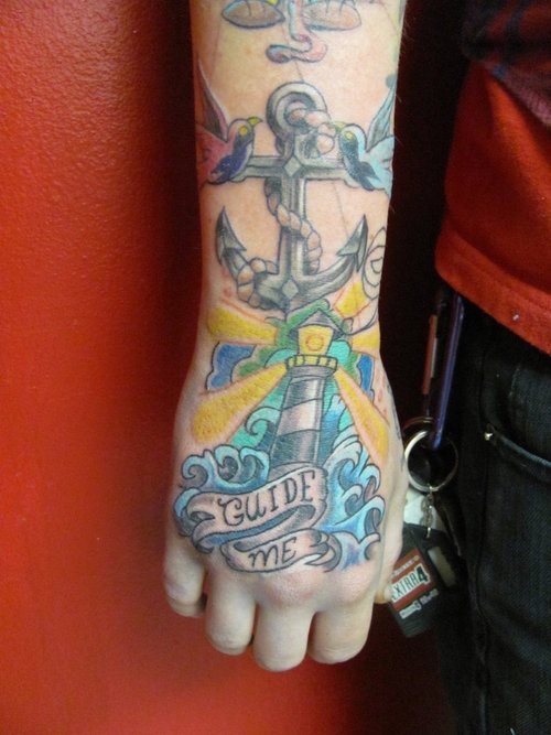 Tatuaje sobre el brazo y la mano