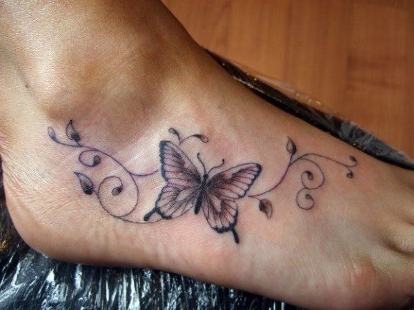 Tatuaje de una mariposa sobre una enredadera