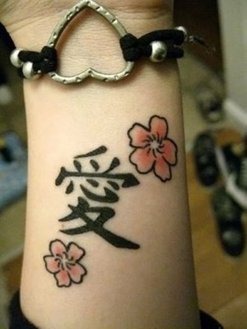 El siguiente tatuaje es un bonito tatuaje de la parte interior del antebrazo en el que un par de flores de cerezo acompaan a un gran smbolo chino que destaca por su tamao respecto a las flores, las cuales con su colorido resaltan y equilibran al tatuaje
