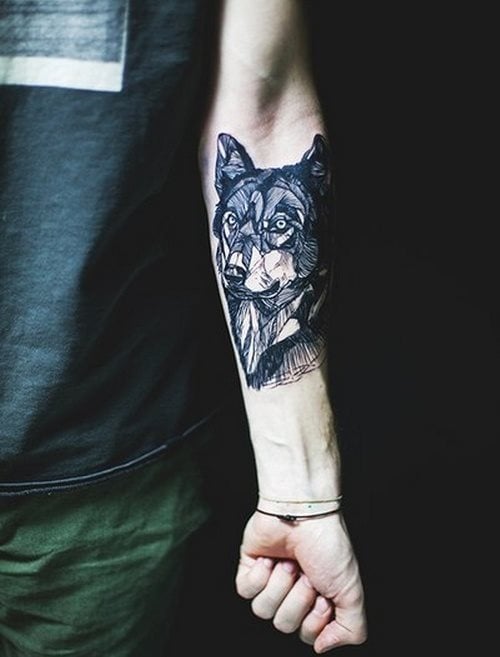 Lobo tatuado en el antebrazo