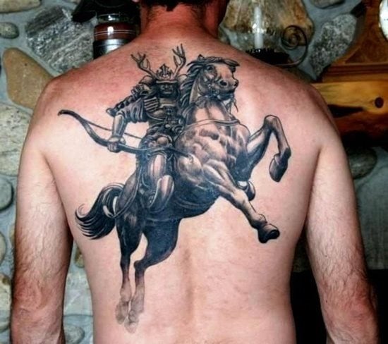 Guerrero sobre su caballo tatuado en la espalda