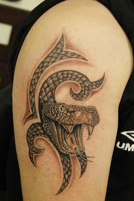 Cabeza de serpiente con formas tribales de fondo rellenas de escamas de piel de serpiente