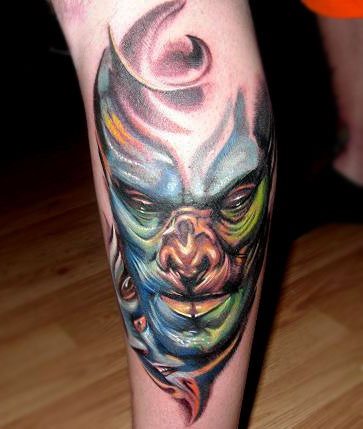 Tatuaje del rostro de una cara de alguien que no sabemos muy bien qué es, si es un payaso por el colorido de su cara o un vampiro, por los rasgados y atrevidos ojos que se le han tatuado