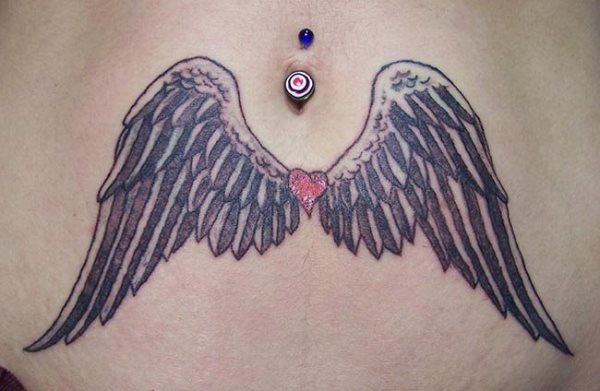 Tatuaje en la parte baja del abdomen dformado por dos alas y en el centro un pequeño corazón rojo, un tatuaje muy bonito y coqueto para las chicas, que como vemos en esta ocasión se trata de una mujer a la que le gustan los detalles, de ahí los tatuajes en su cuerpo y el piercing en el ombligo