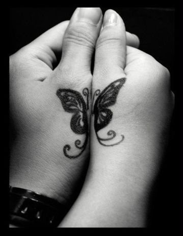 Esta pareja se ha tatuado en los dedos una mitad de mariposa que, cuando unene sus manos, se puede apreciar la mariposa completa, un tatuaje muy enamoradizo, sencillo y discreto, con trazos simples y con unas alas gruesas de color negro