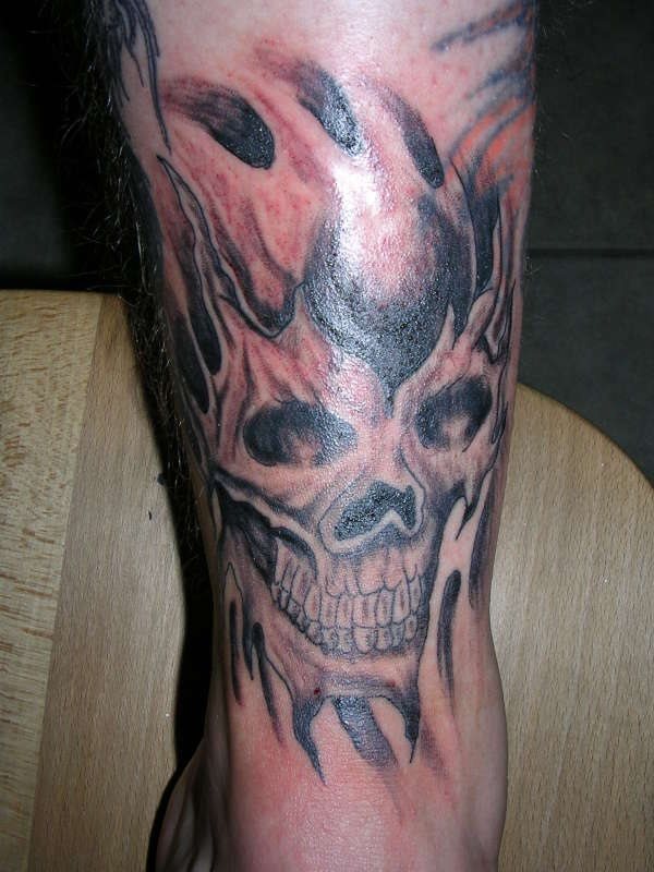 Otro diseño de una malvada calavera, en el que se ha jugado con el color negro y otras tonalidades tostadas para conseguir un gran dinamismo en el tatuaje, la calavera no es de las que más nos gustan porque ni los dientes ni la nariz consideraos que tienen grandes acabados, pero seguro o esperemos que a la persona que lo lleva le encante porque si no tendrá que buscar otro motivo para tatuar encima, que siempre es una gran idea cuando dudamos de nuestro magnífico tatuaje