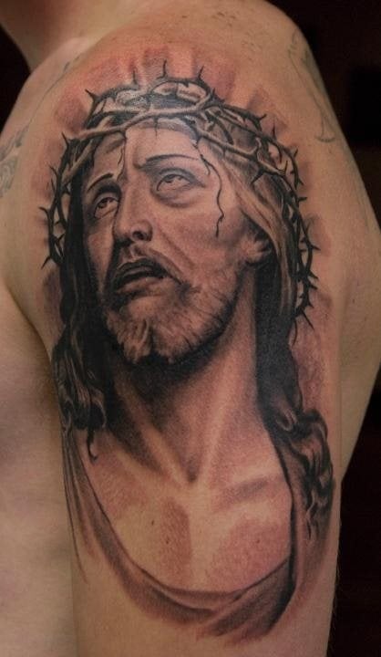 Tatuaje de Cristo con un halo de espiritualidad como fondo y una gran cantidad de detalles en la confección de la cara, las barbas, el pelo y la crona de espina, un tatuaje ideal para llevar en el brazo todas aquellas personas que quieren que la religión siempre les proporcione buenas cosas