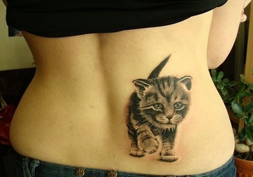 Tatuaje de un gatito cachorro sobre la espalda de esta chica, la verdad que para los amantes de los tatuajes, este debe ser un tatuaje precioso y del que todos se enamoran aunque sea un poco