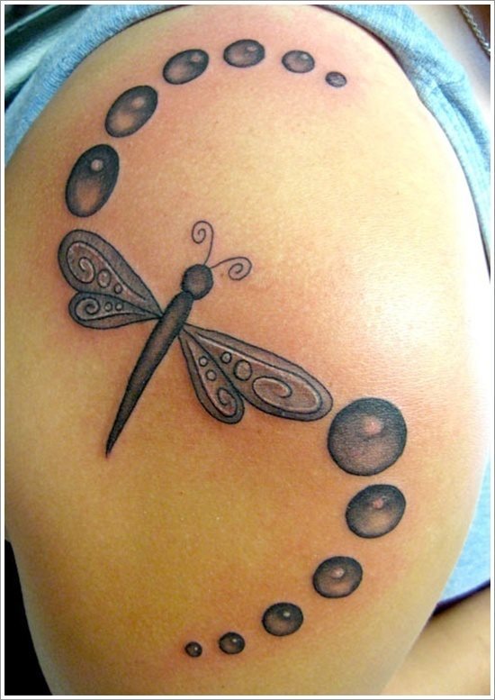 En este caso, la libelula tatuada en el hombro es otra preferencia pro parte de muchas chicas