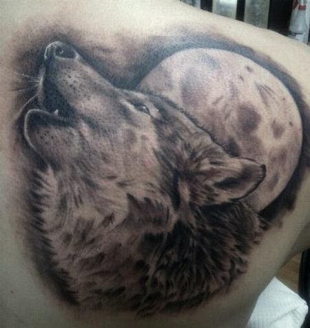 La cabeza de un lobo aullando con la luna al fondo, con sombras en tinta negra se pueden crear diseos excelentes y muy realistas como este