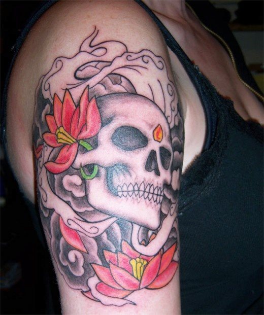 El diseo de esta chica es una calavera adornada con flores de colores y cuya parte frontal de la calavera est adornada con una piedra anaranjada