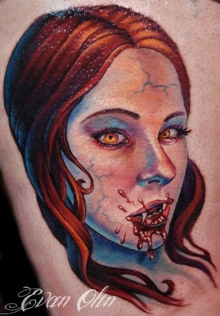 Tatuaje de mujer vampira caracterizada por unos ojos naranjas y una boca de la que brota sangre, tal vez porque ha mordido a alguien con esos afilados colmillos