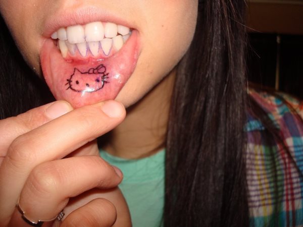 Diseo de Hello Kitty en la parte del labio, como se puede observar el trazado no es muy firme, pero es una zona realmente dificil de tatar y que debido a las condiciones, el hecho de que est en contacto permanente con la saliva, puede producir que el tatuaje se desgaste de maner muy rpida