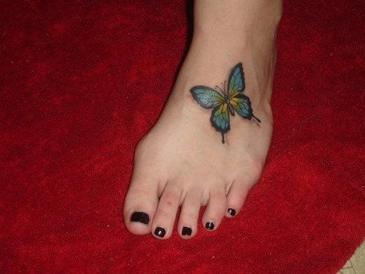 Son muchas las chicas que eligen una mariposa para tatuarse sobre sus pies
