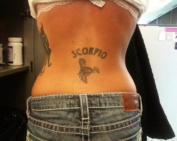 Esta chica se ha decidido por tatuarse la palabra 